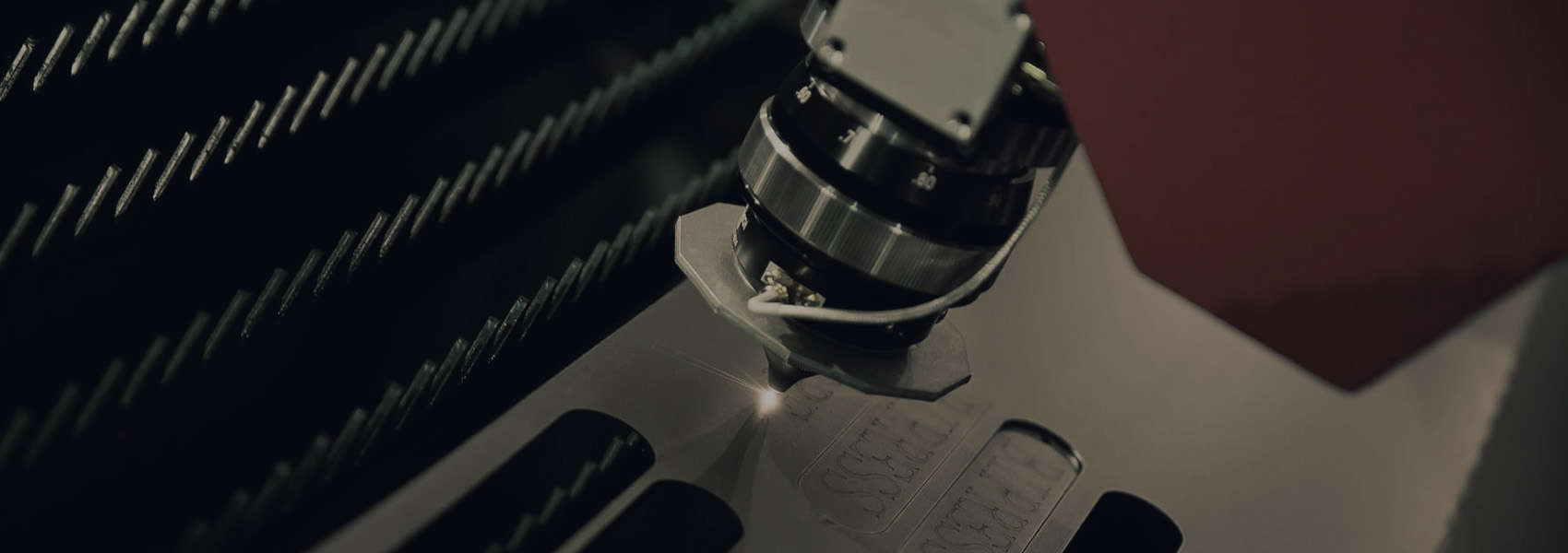 Máquina de corte láser CNC Bipress en operación