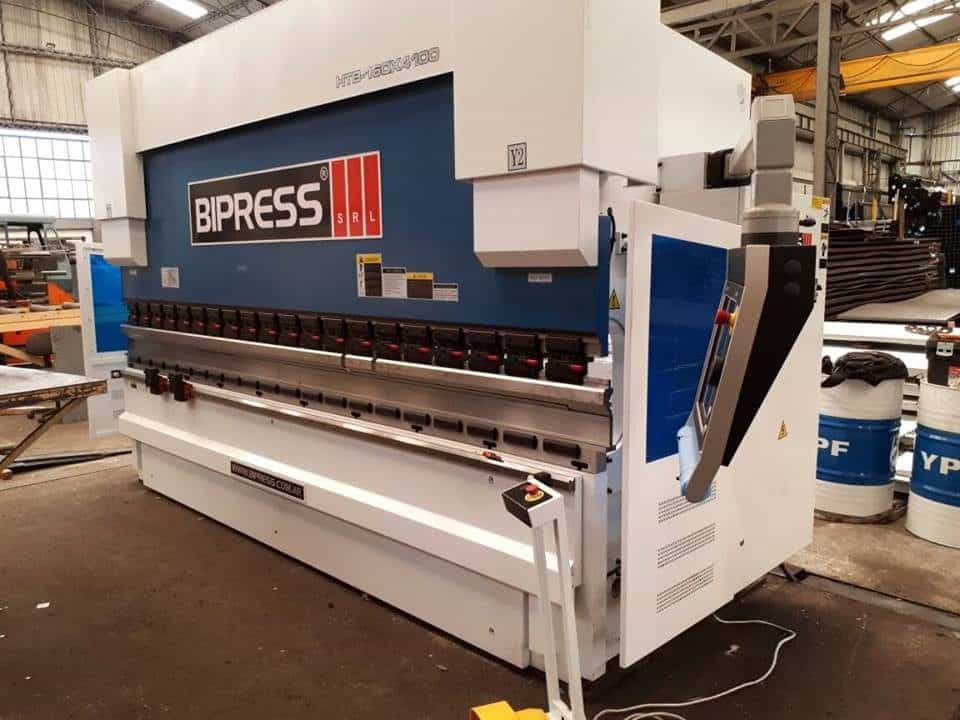 Plegadora CNC Bipress de precisión en taller industrial